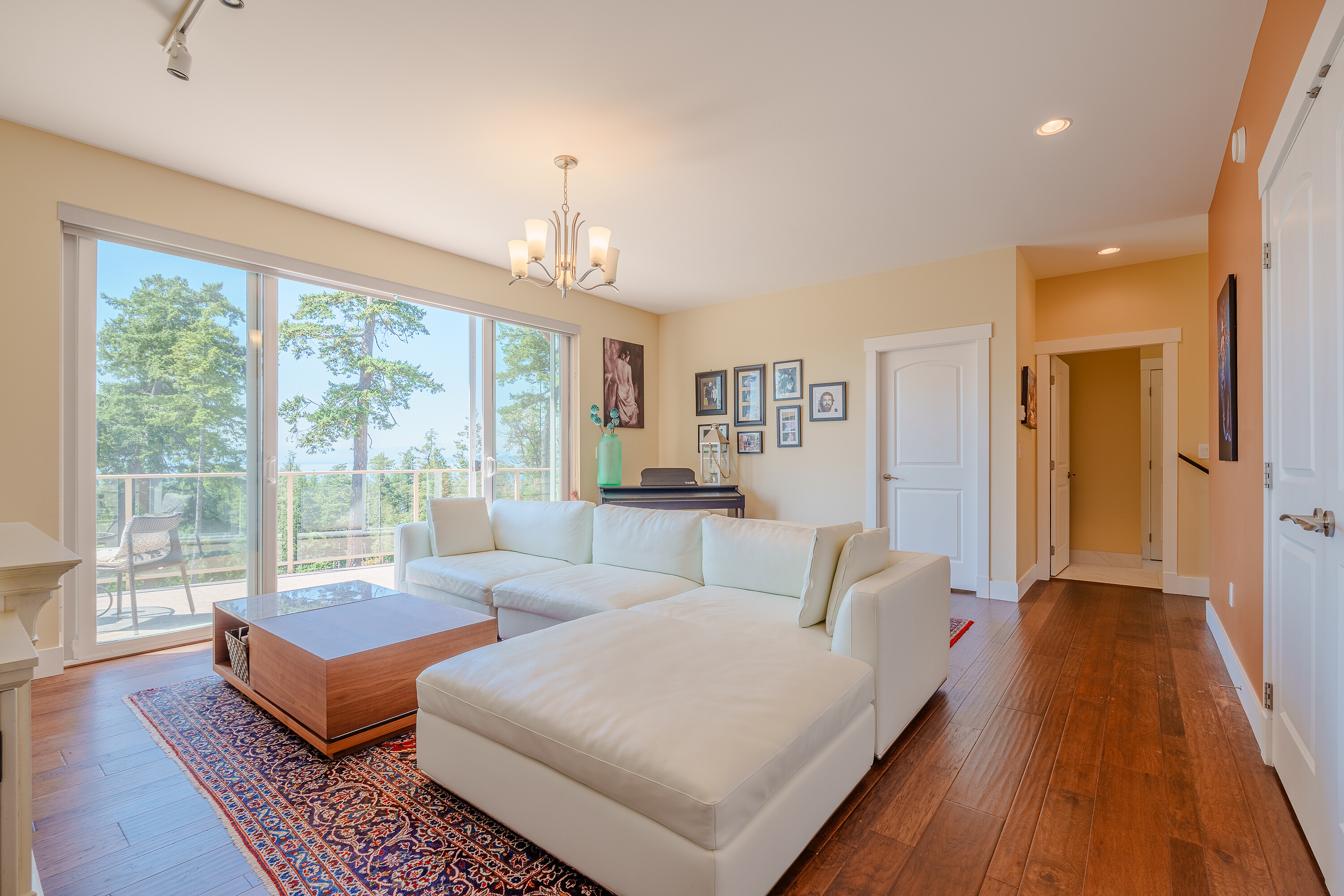  Custom Built Home on Acreage - 物件實景