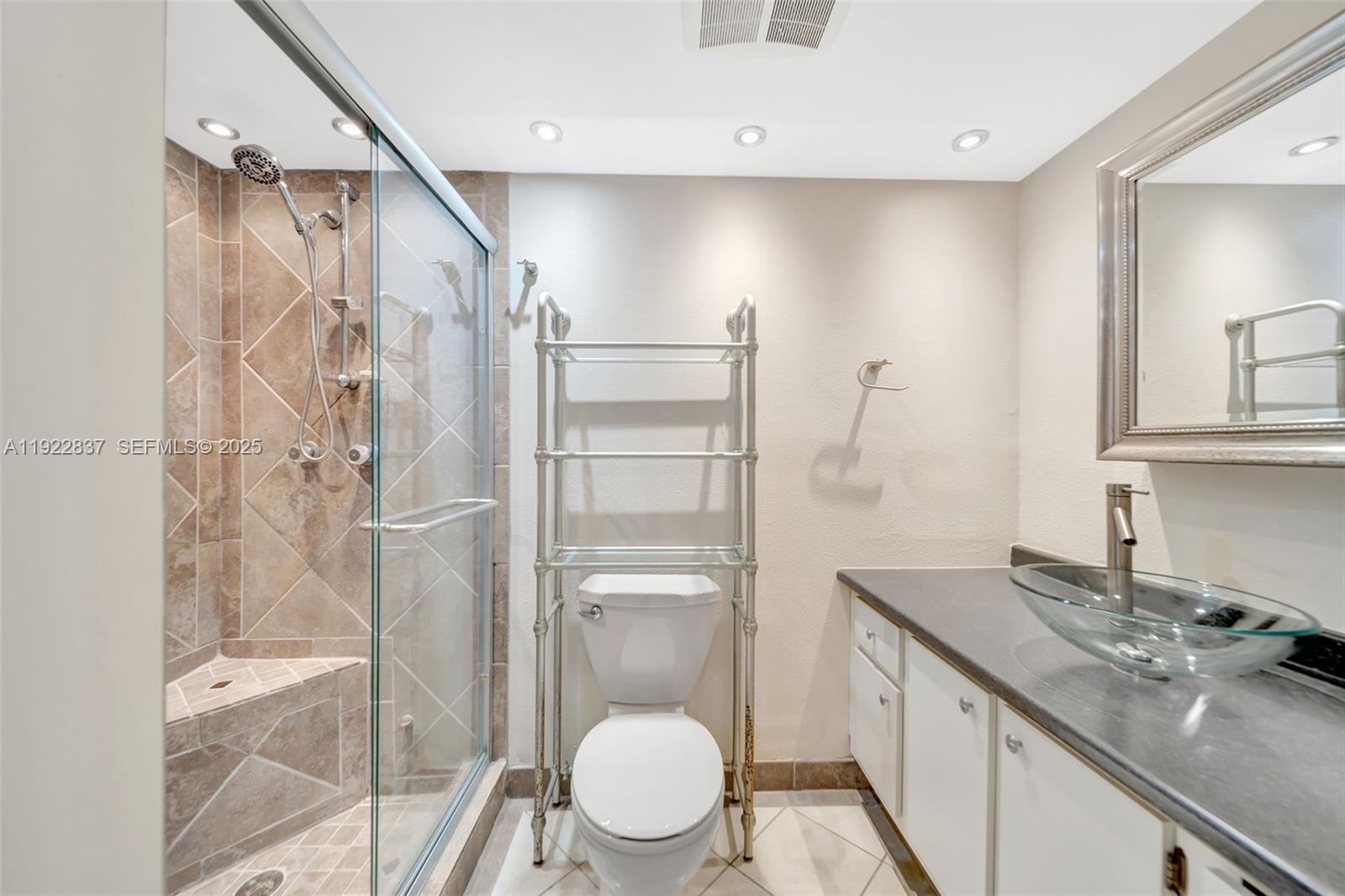 Hallandale Beach, Florida, 33009, United States, 2 Bedrooms Bedrooms, ,2 BathroomsBathrooms,Residential,For Sale,2001763