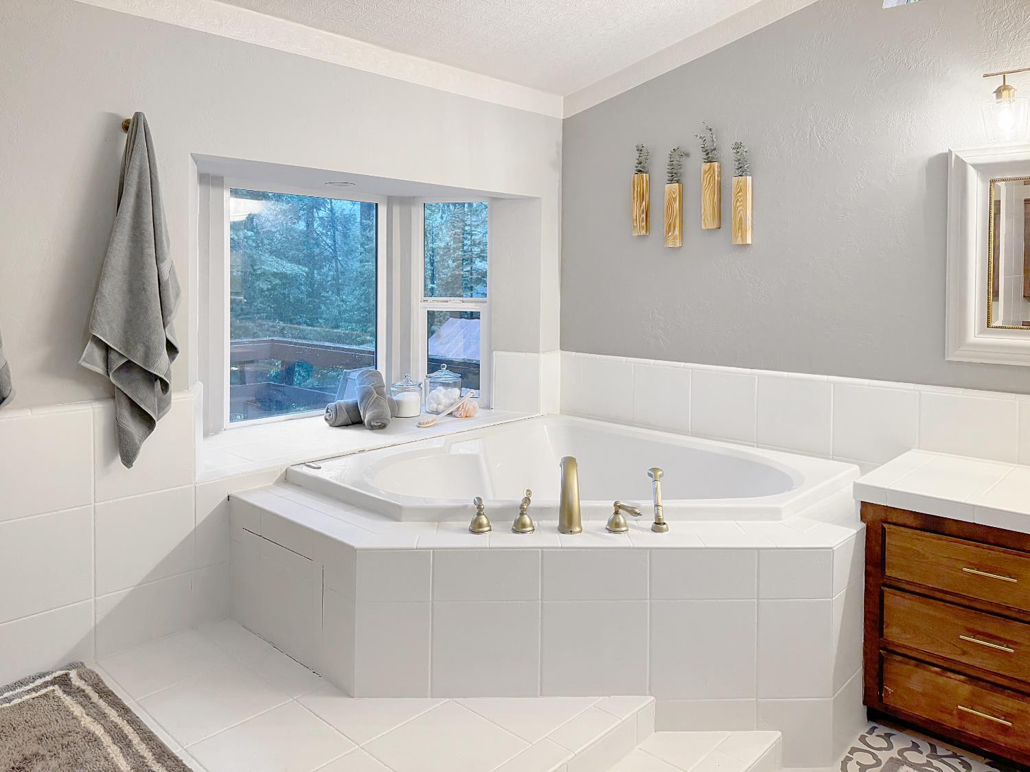 Nevada City, California, 95959, United States, 3 Bedrooms Bedrooms, ,2 BathroomsBathrooms,Residential,For Sale,1988605