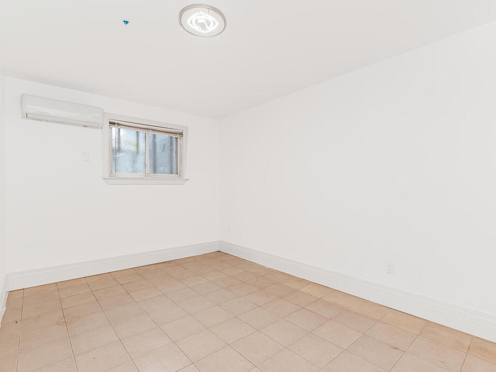 Bronx, New York, 10462, United States, 8 Bedrooms Bedrooms, ,3 BathroomsBathrooms,Residential,For Sale,1981445