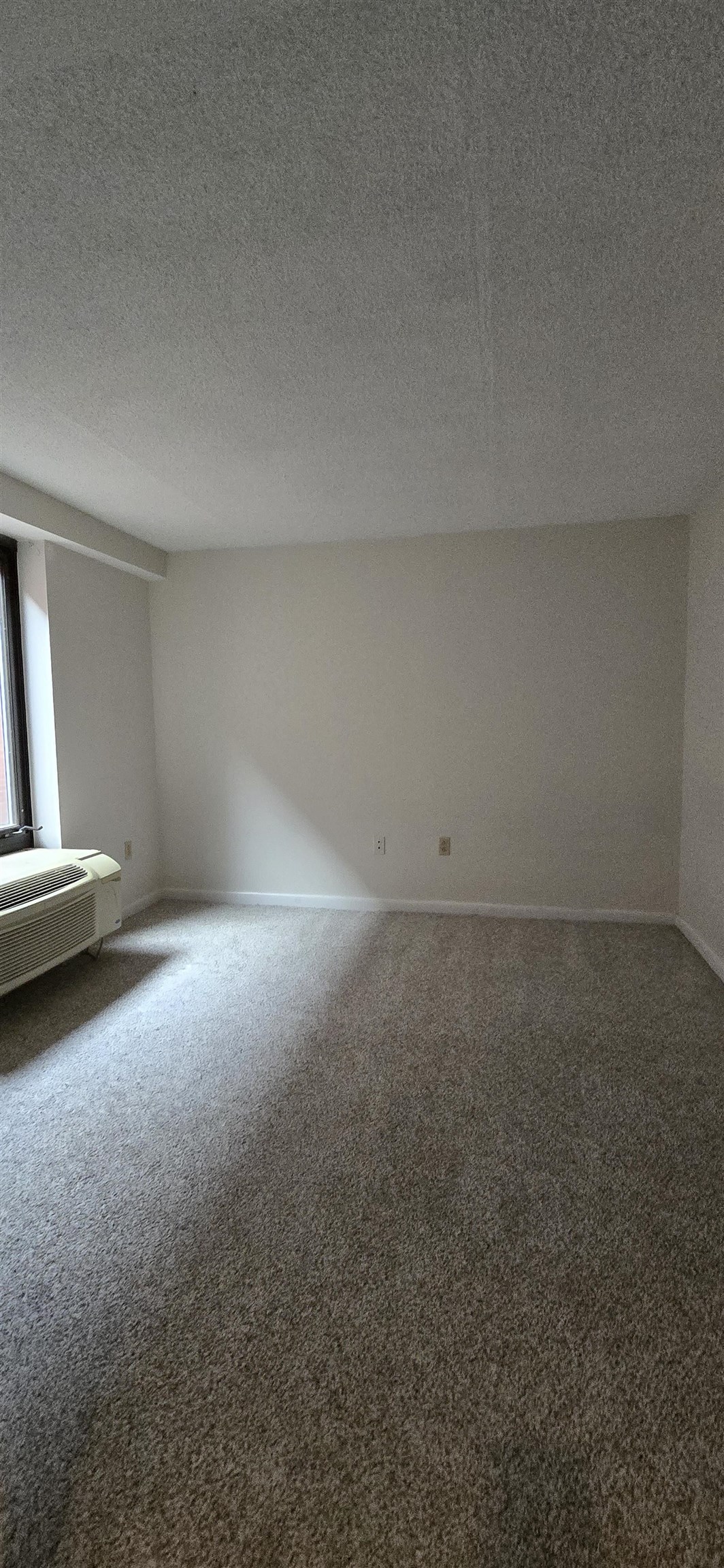 Portsmouth, New Hampshire, 03801, United States, 2 Bedrooms Bedrooms, ,1 BathroomBathrooms,Residential,For Sale,1838019