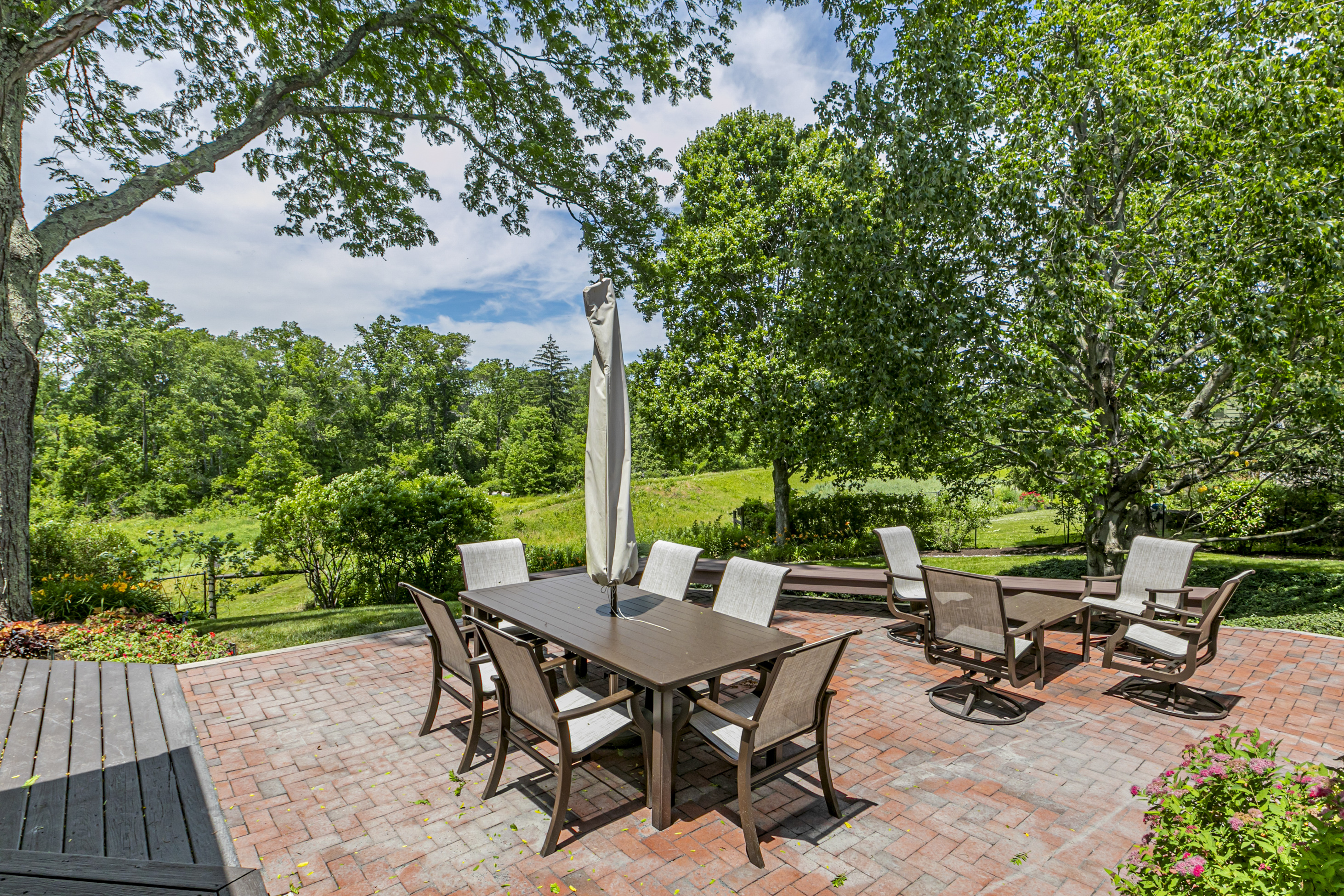  Stand-Out Home in The Glen Features Pastoral Views and Soaring Ceilings - 物件實景