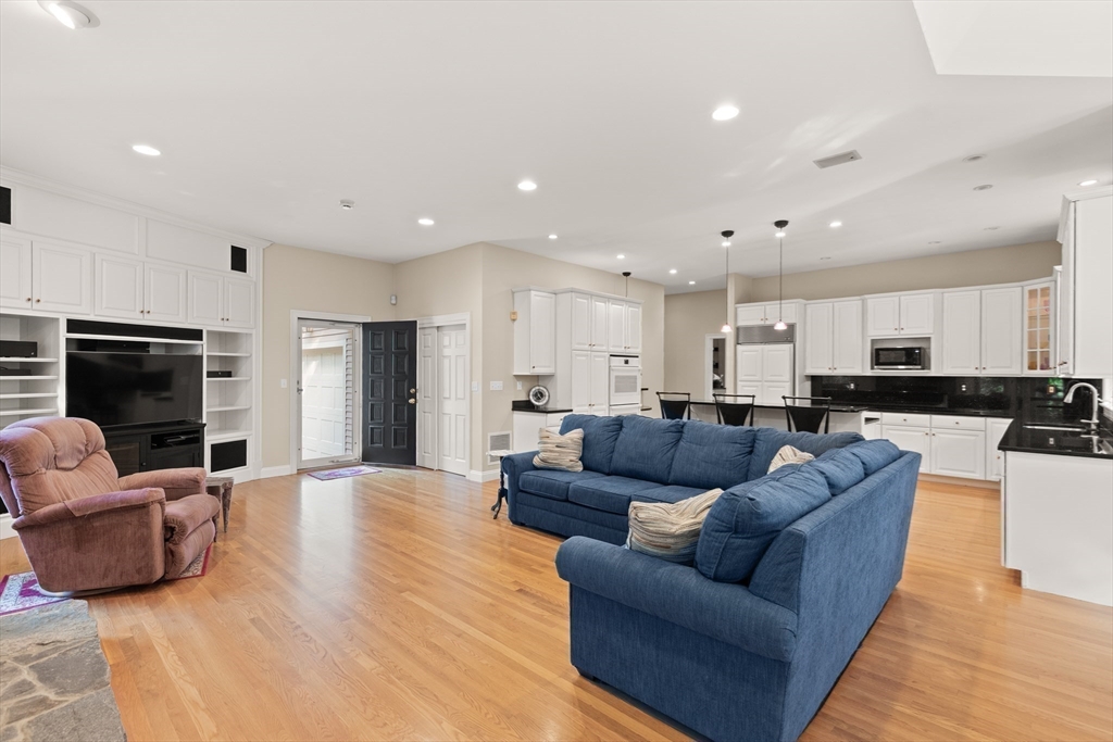 Topsfield, Massachusetts, 01983, United States, 4 Bedrooms Bedrooms, ,4 BathroomsBathrooms,Residential,For Sale,1901084