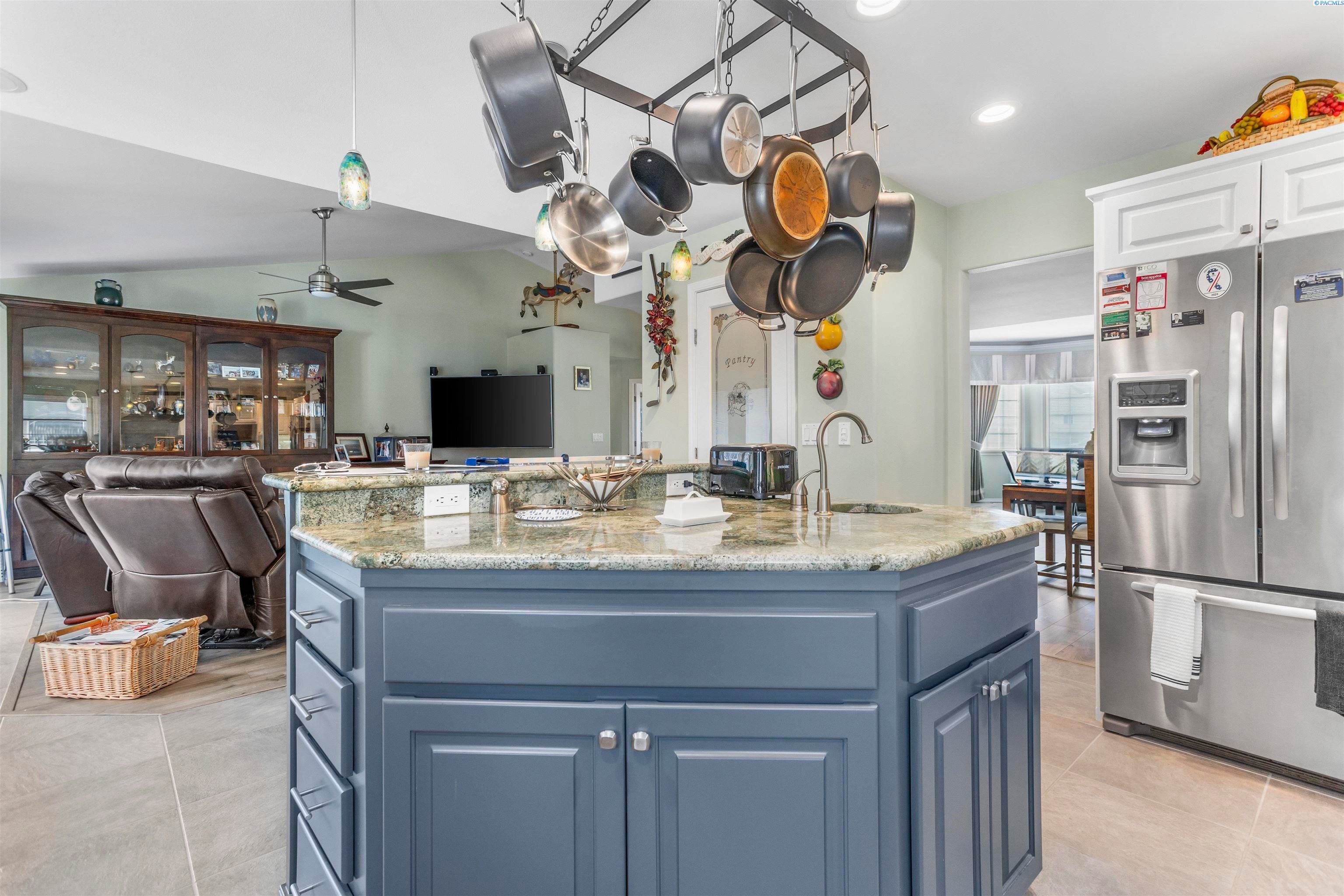 Kennewick, Washington, 99337, United States, 3 Bedrooms Bedrooms, ,2 BathroomsBathrooms,Residential,For Sale,1984046