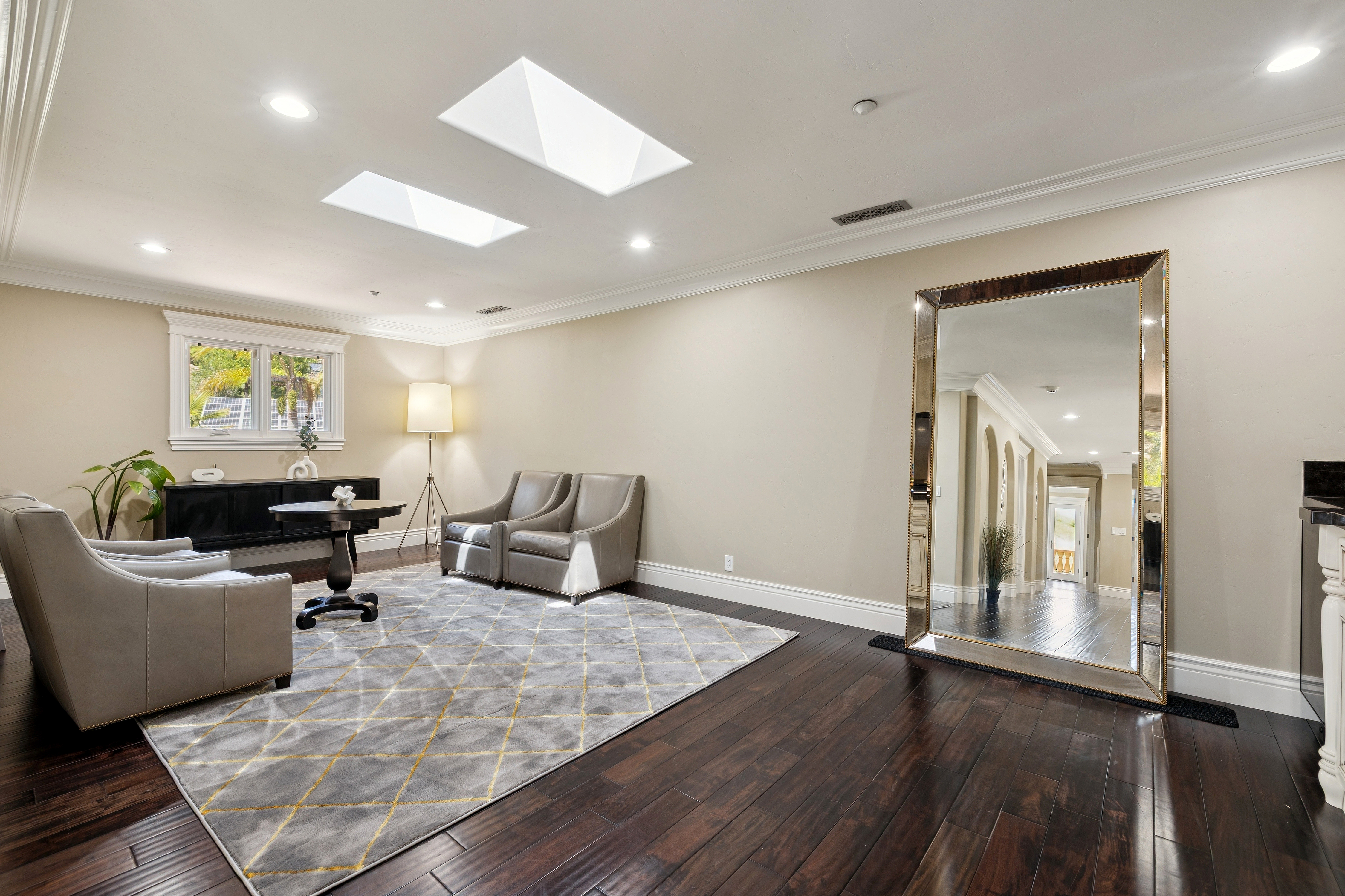  Grand Mediterranean Estate with Private Multi-Generational Wing - 物件實景