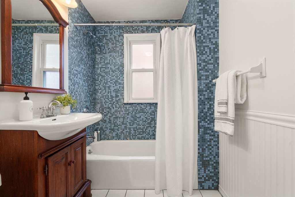 Cambridge, Massachusetts, 02140, United States, 2 Bedrooms Bedrooms, ,1 BathroomBathrooms,Residential,For Sale,1996055