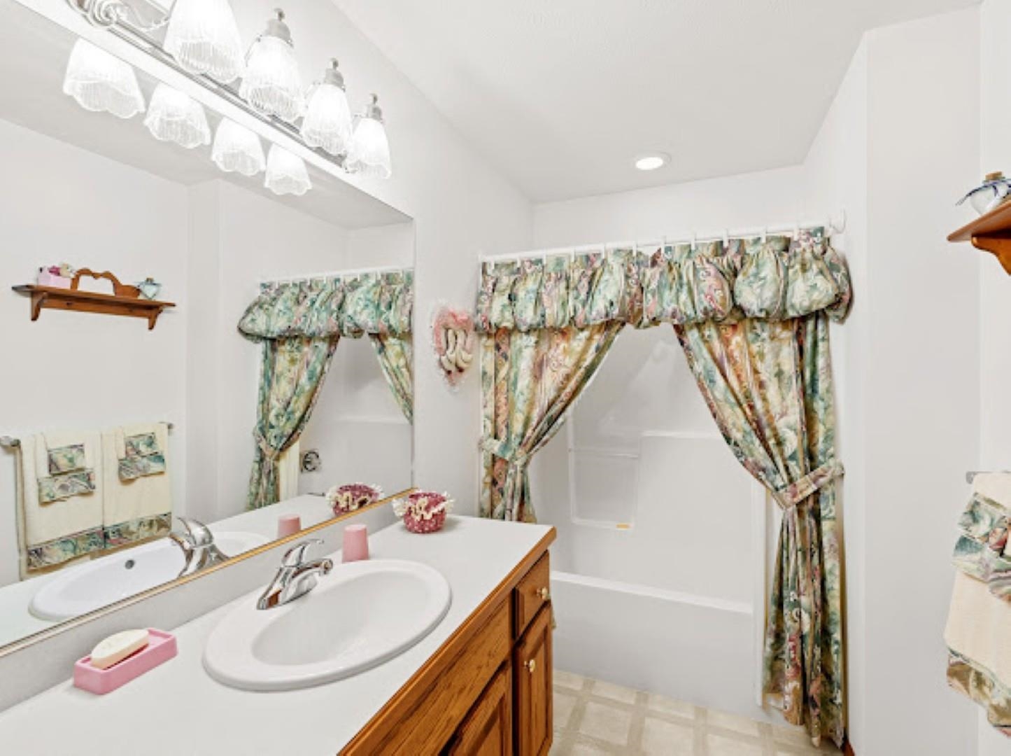 Salina, Kansas, 67401, United States, 4 Bedrooms Bedrooms, ,4 BathroomsBathrooms,Residential,For Sale,1932172