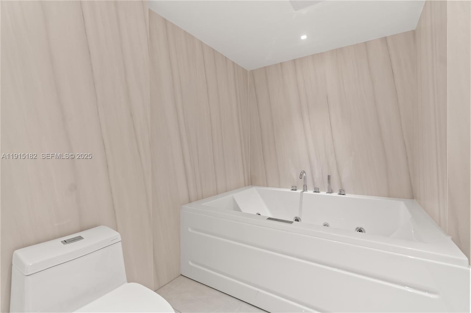 Miami Beach, Florida, 33140, United States, 5 Bedrooms Bedrooms, ,5 BathroomsBathrooms,Residential,For Sale,1997515