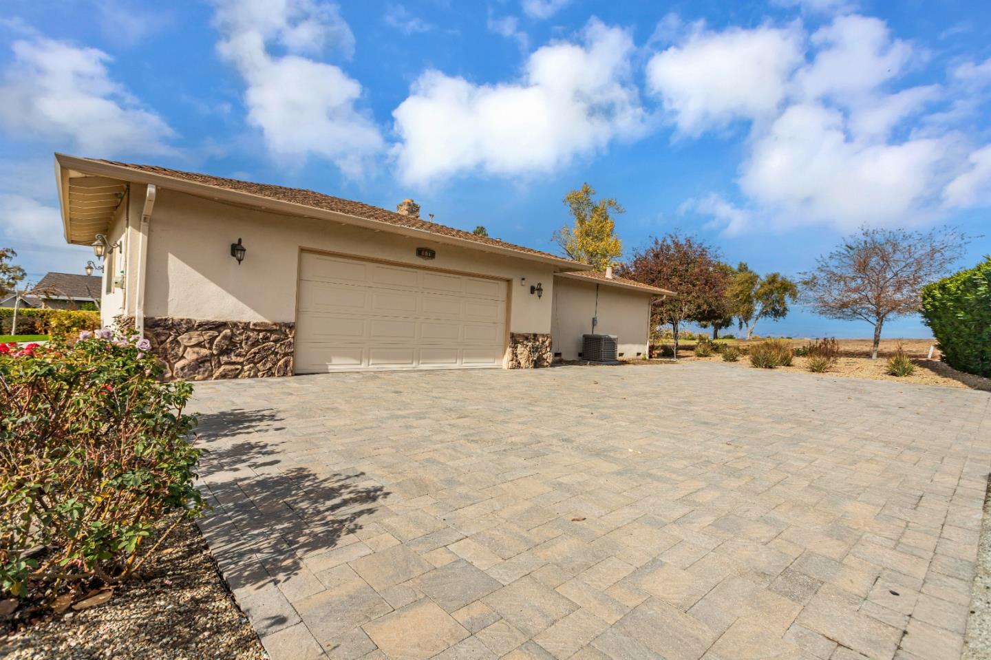 Hollister, California, 95023, United States, 4 Bedrooms Bedrooms, ,3 BathroomsBathrooms,Residential,For Sale,1750657
