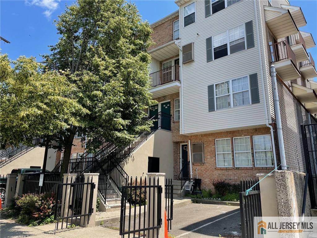 Newark, New Jersey, 07105, United States, 2 Bedrooms Bedrooms, ,3 BathroomsBathrooms,Residential,For Sale,1877508