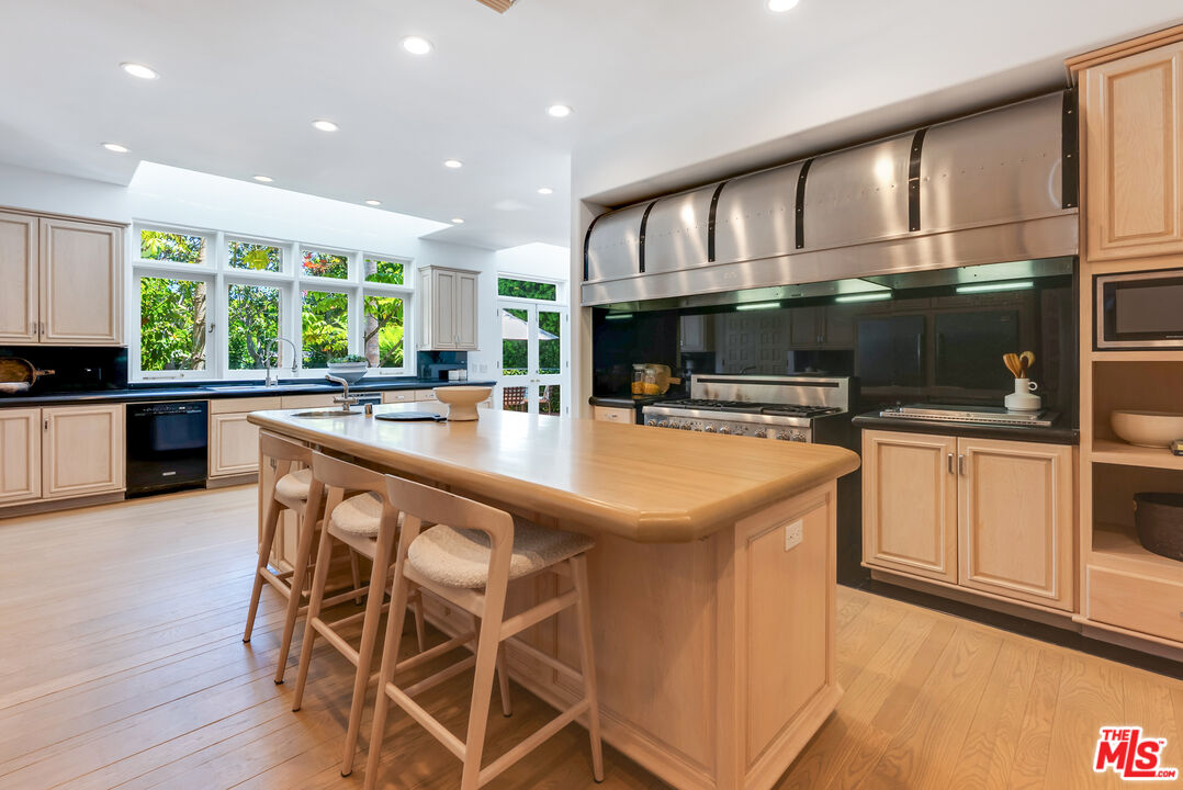 Beverly Hills, California, 90210, United States, 6 Bedrooms Bedrooms, ,8 BathroomsBathrooms,Residential,For Sale,1926509