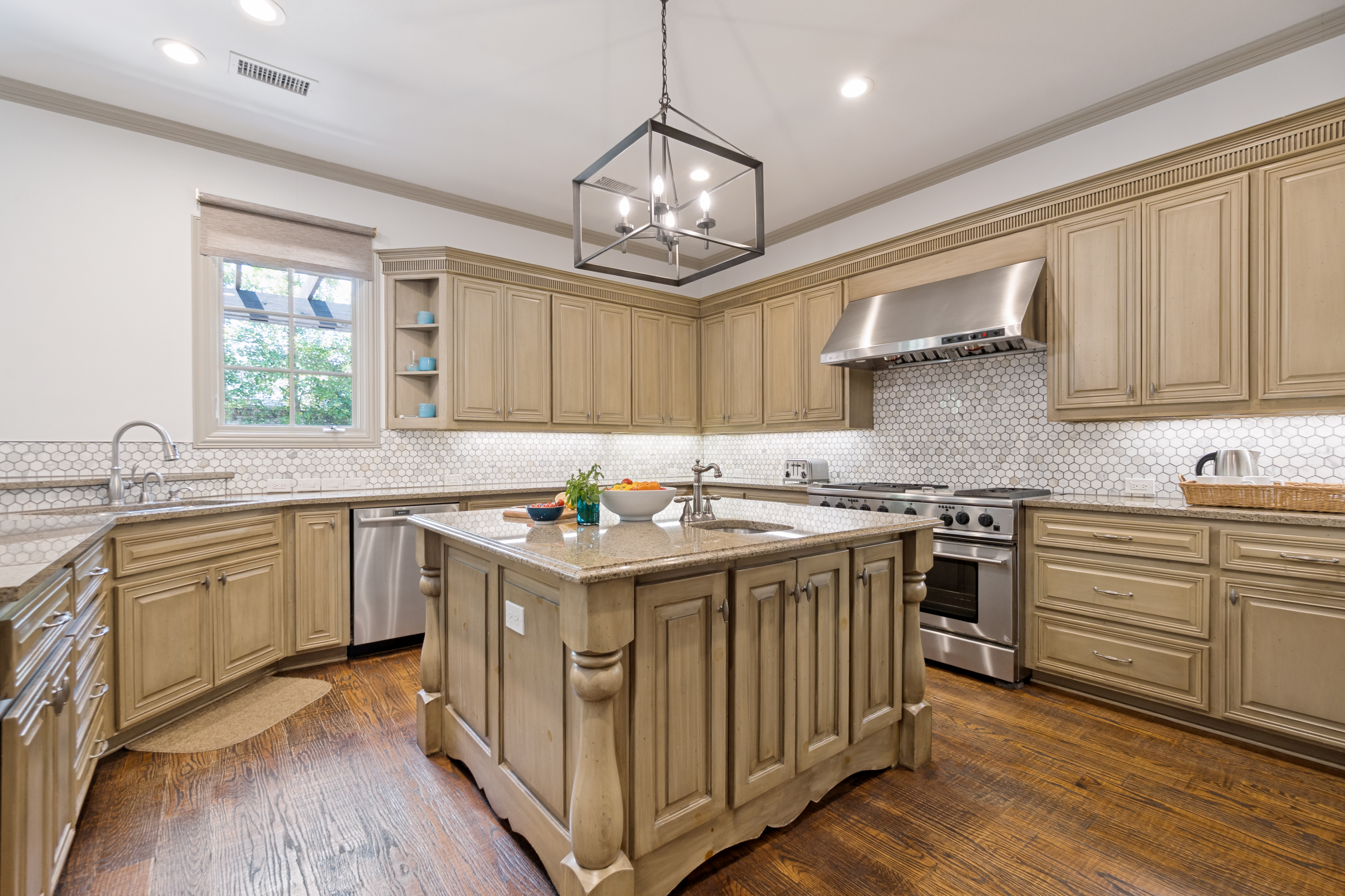  Updated European Transitional in the heart of Preston Hollow - 物件實景