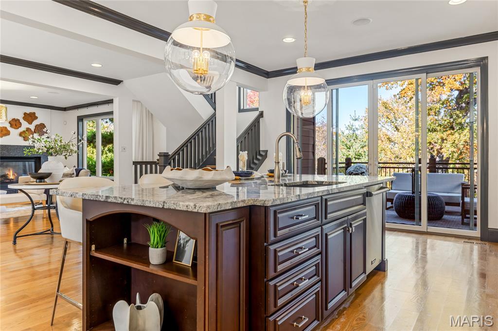 University City, Missouri, 63105, United States, 4 Bedrooms Bedrooms, ,5 BathroomsBathrooms,Residential,For Sale,1989585