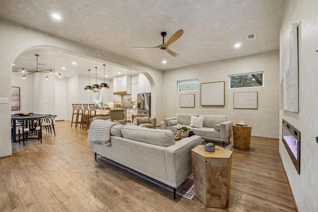 Dallas, Texas, 75211, United States, 4 Bedrooms Bedrooms, ,3 BathroomsBathrooms,Residential,For Sale,1988260