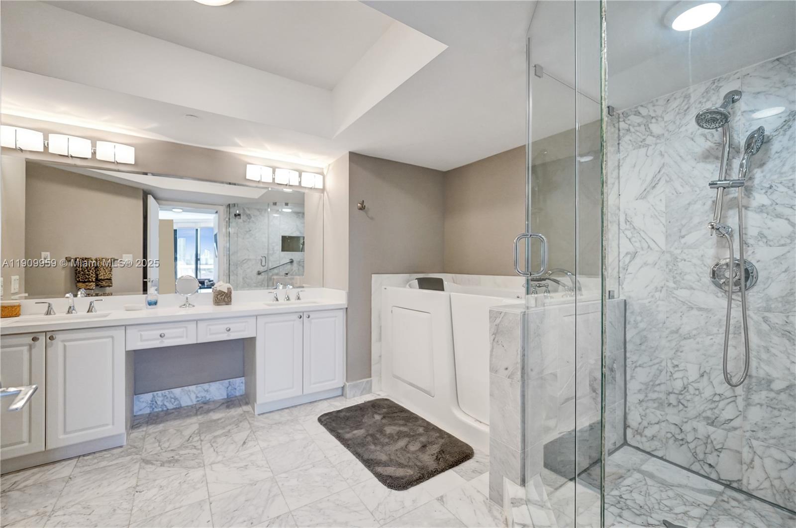 Aventura, Florida, 33180, United States, 2 Bedrooms Bedrooms, ,2 BathroomsBathrooms,Residential,For Sale,1988948