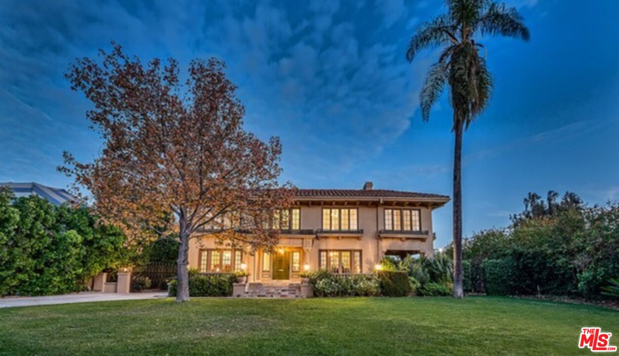 Los Angeles, California, 90005, United States, 5 Bedrooms Bedrooms, ,6 BathroomsBathrooms,Residential,For Sale,1907226