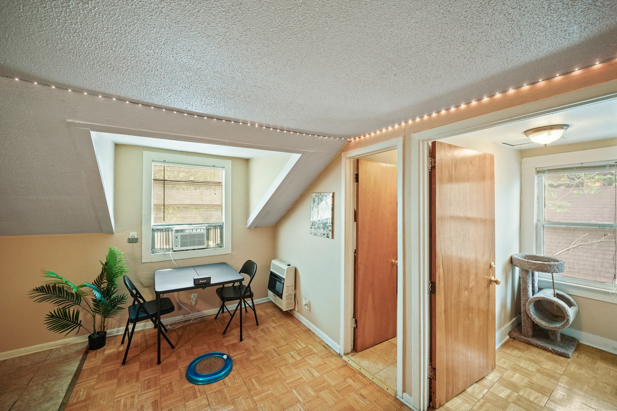 Houston, Texas, 77008, United States, 2 Bedrooms Bedrooms, ,1 BathroomBathrooms,Residential,For Sale,1868340