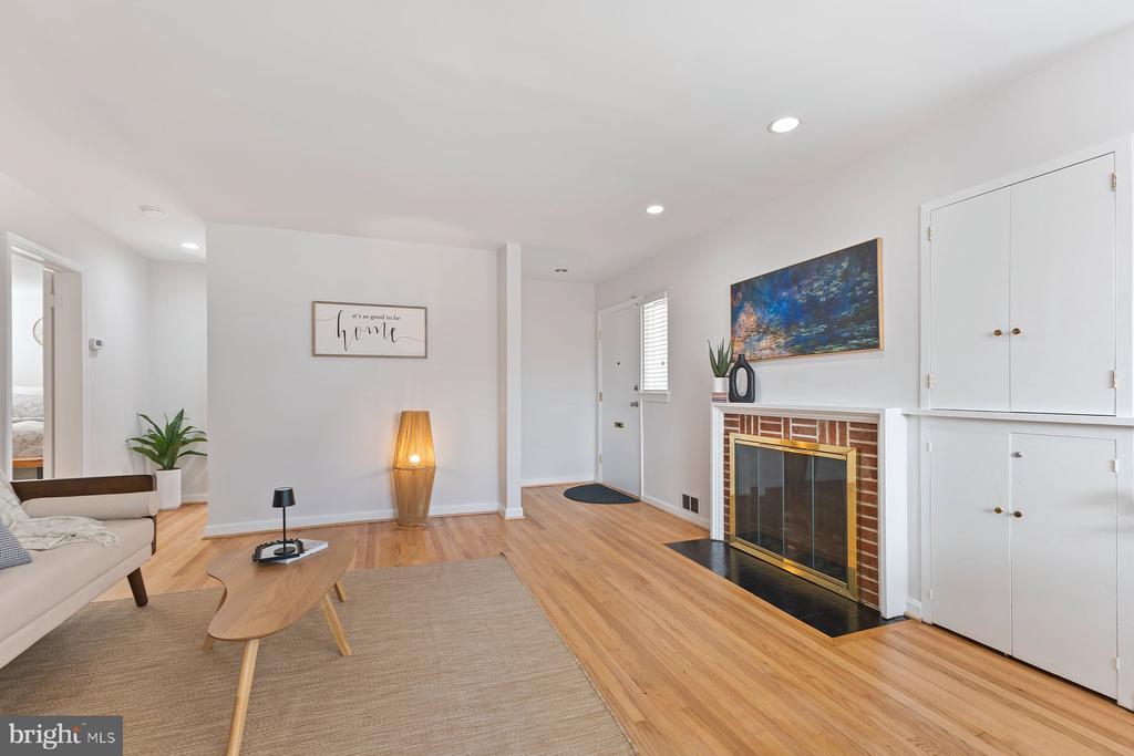 Takoma Park, Maryland, 20912, United States, 2 Bedrooms Bedrooms, ,2 BathroomsBathrooms,Residential,For Sale,1974718