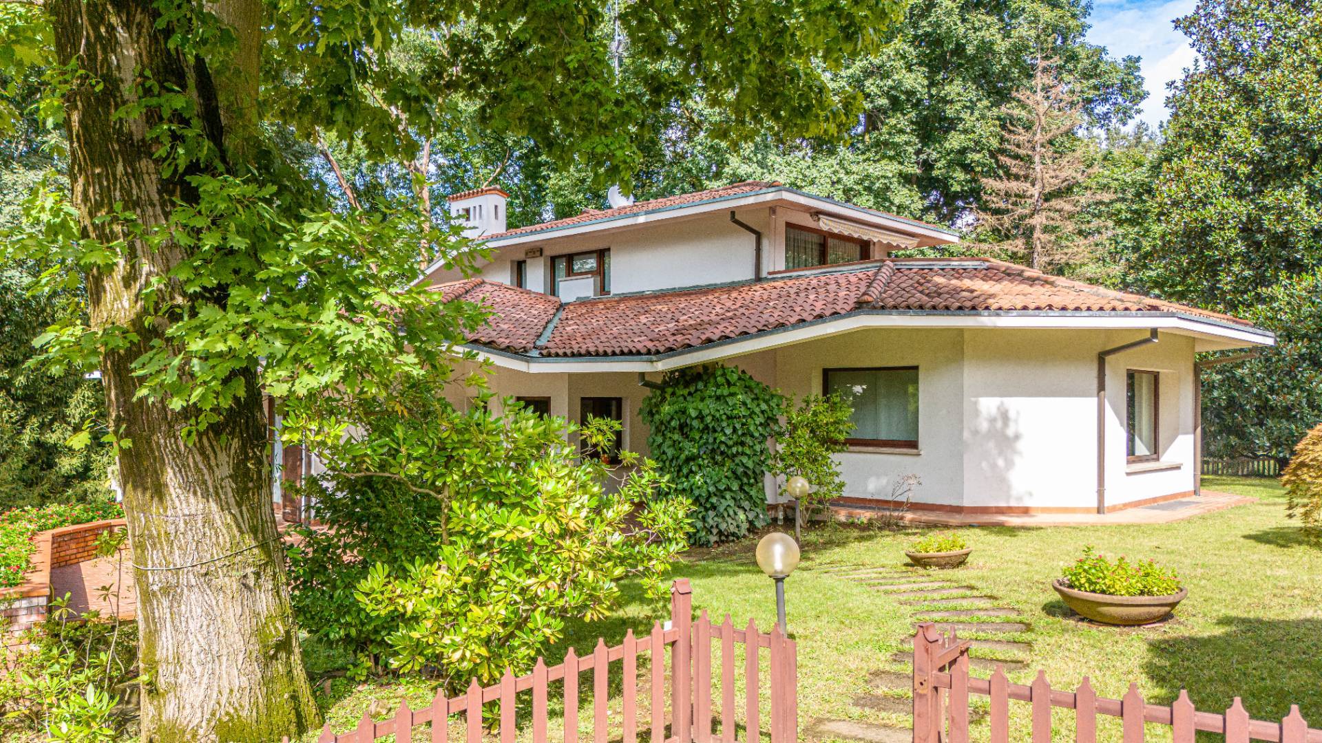 Lesmo, Monza e Brianza, 20050, IT, 6 Bedrooms Bedrooms, ,7 BathroomsBathrooms,Residential,For Sale,1940972