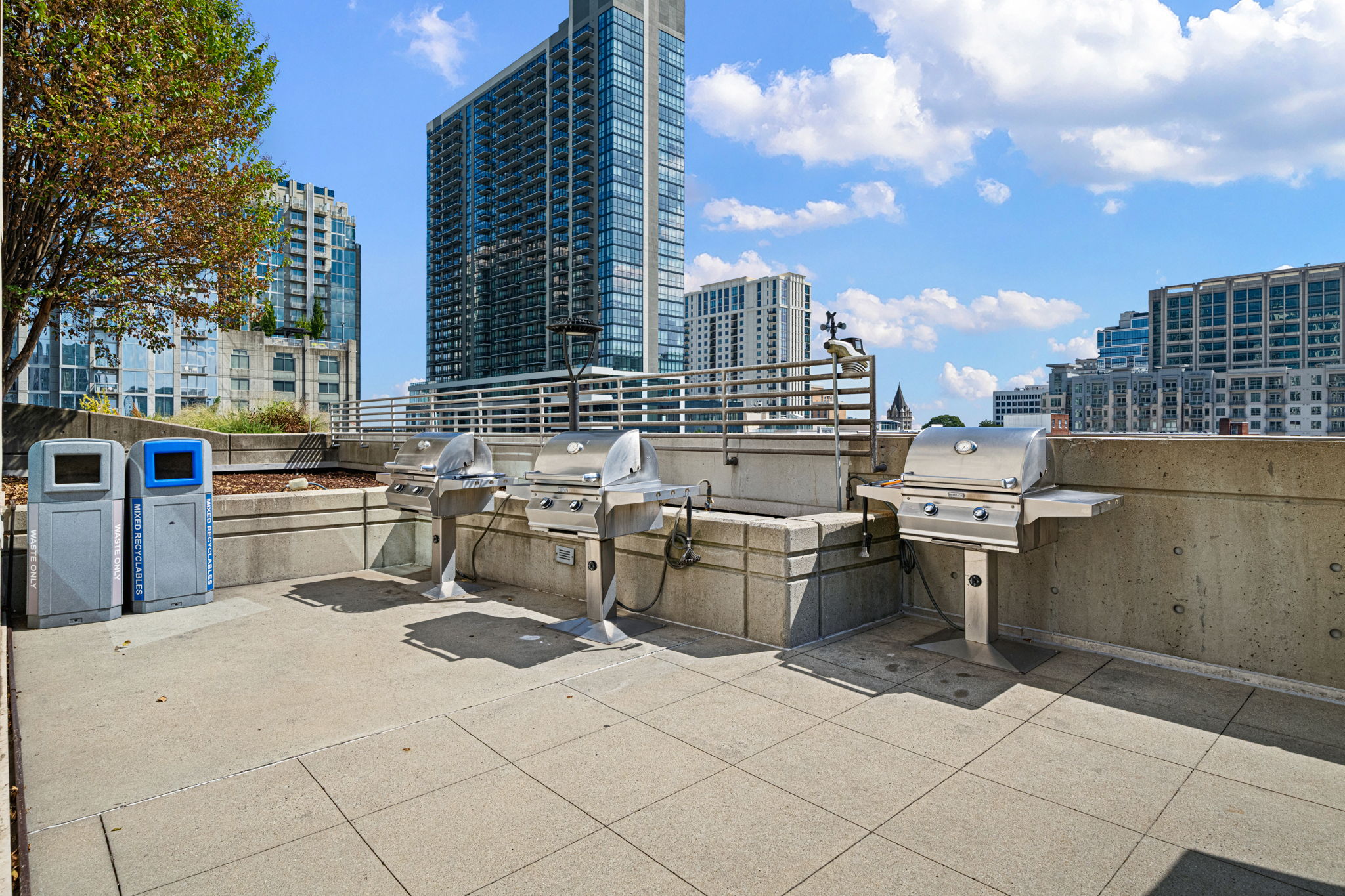  Spacious Two Bedroom Residence with Unobstructed Skyline Views - 物件實景