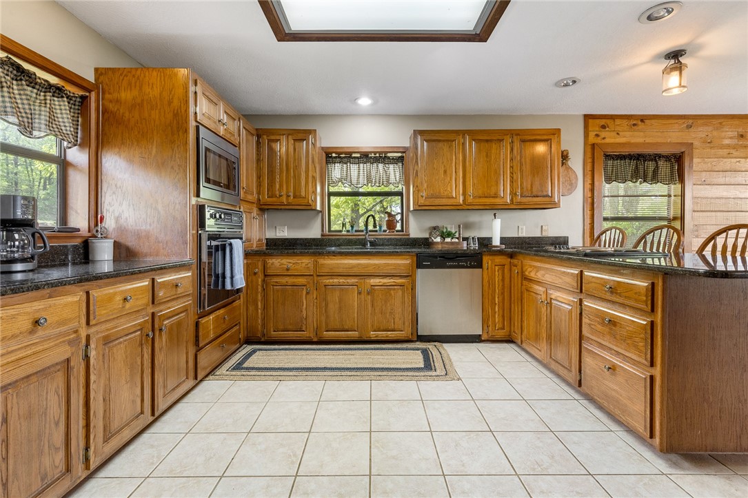 Compton, Arkansas, 72624, United States, 5 Bedrooms Bedrooms, ,3 BathroomsBathrooms,Residential,For Sale,1805954