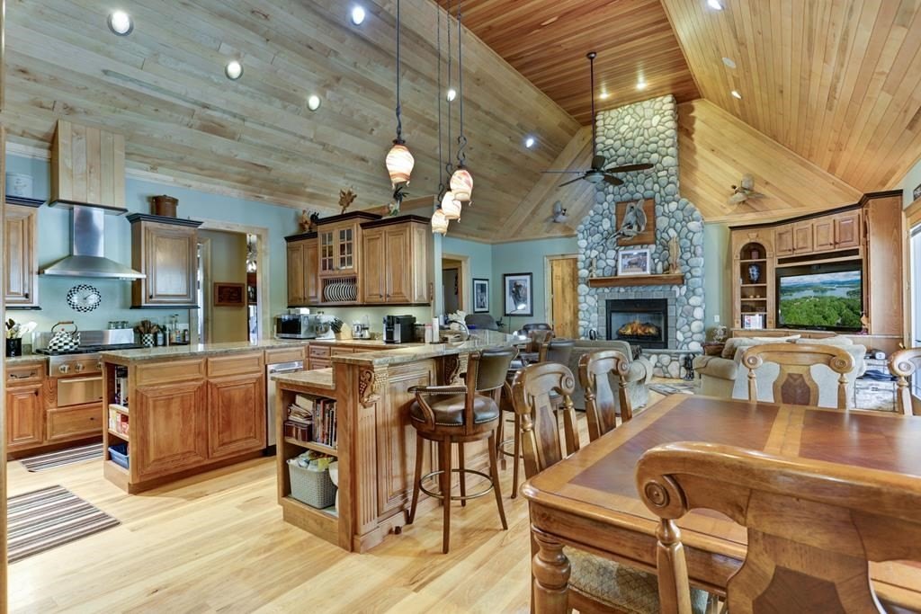 Hayesville, North Carolina, 28904, United States, 4 Bedrooms Bedrooms, ,4 BathroomsBathrooms,Residential,For Sale,1879650