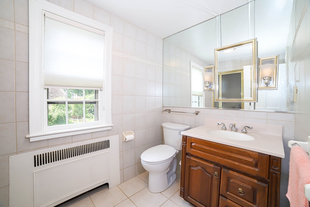 Worcester, Massachusetts, 01609, United States, 5 Bedrooms Bedrooms, ,4 BathroomsBathrooms,Residential,For Sale,1907639