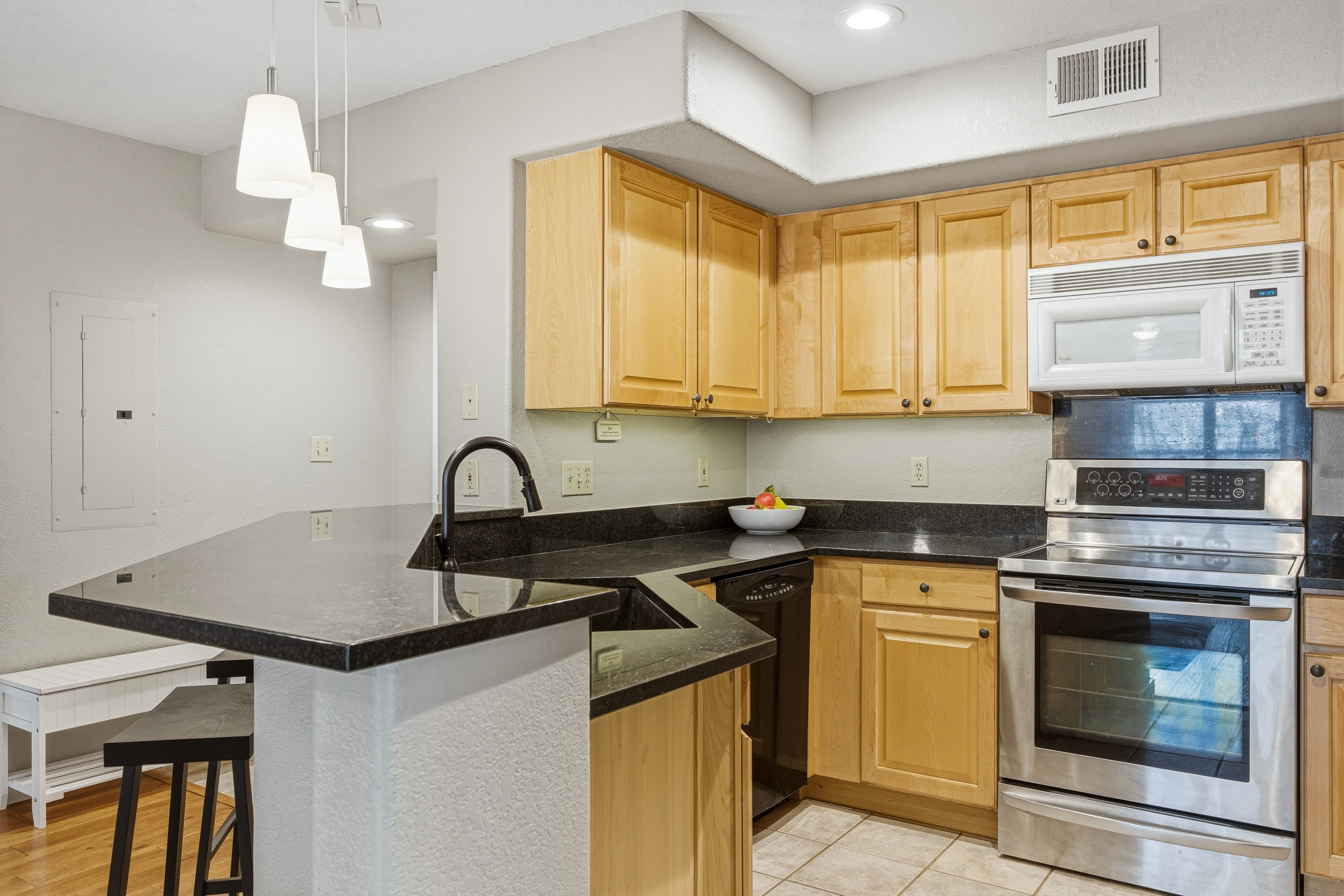  Updated, Bright, South-Facing Corner Residence in the Heart of Edwards - 物件實景