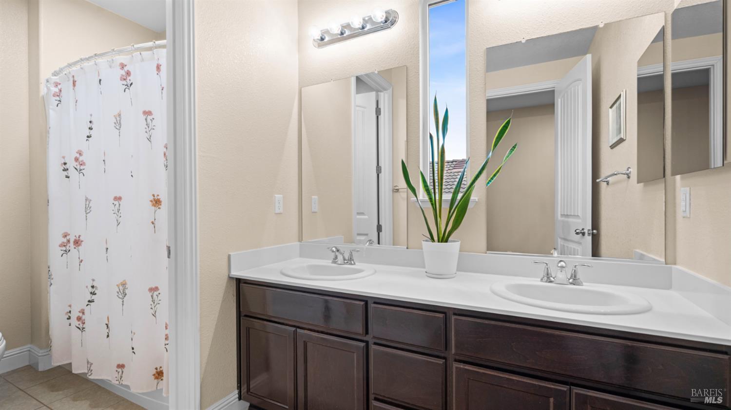 Vacaville, California, 95688, United States, 5 Bedrooms Bedrooms, ,3 BathroomsBathrooms,Residential,For Sale,2005727