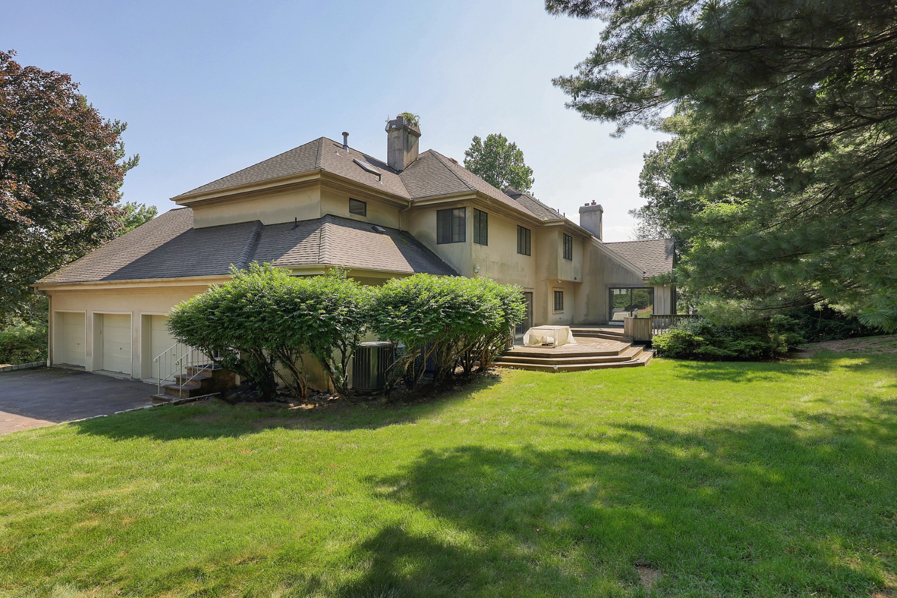  Contemporary Colonial Set in Peaceful Private Setting - 物件實景