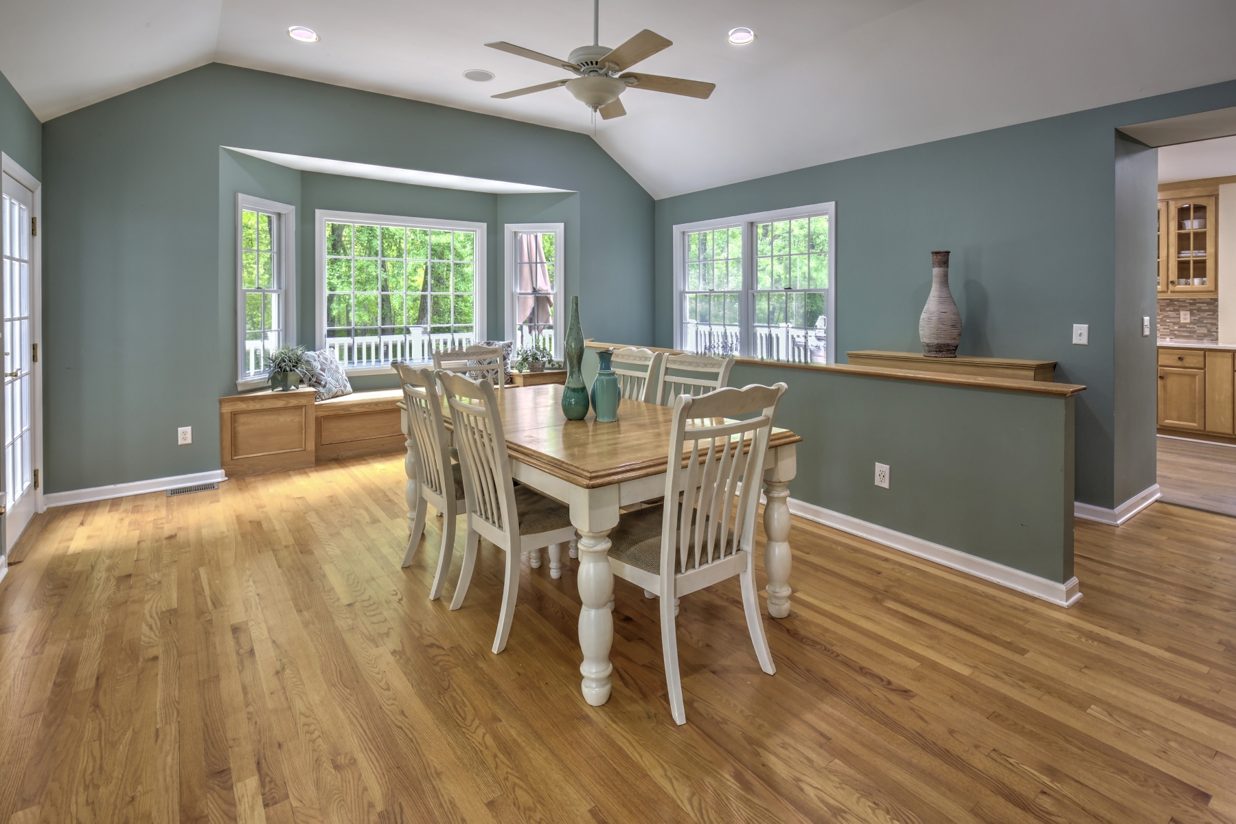  Expanded and Beautifully Maintained Custom Split Level Home - 物件實景