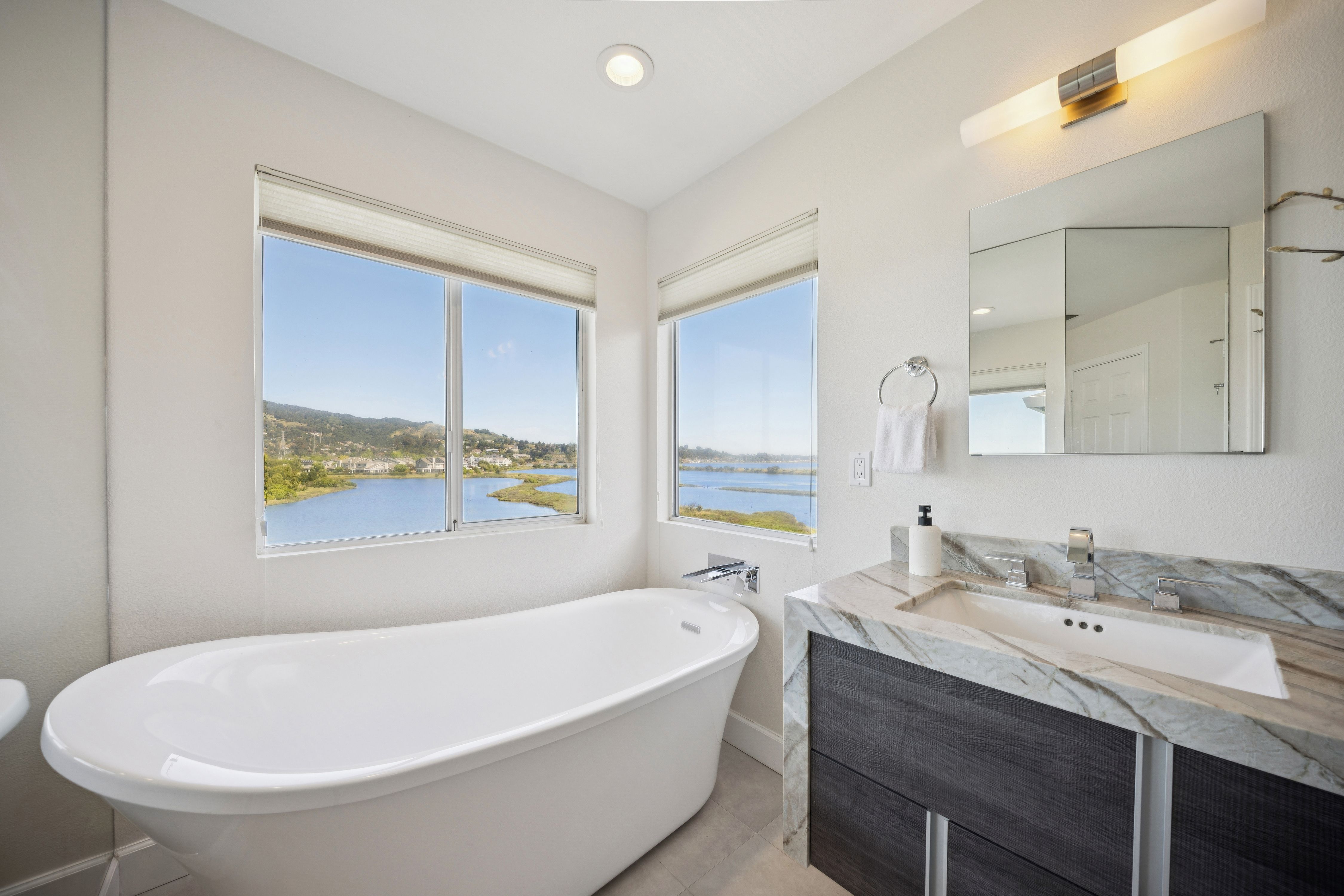  Sunny Waterfront Baypoint Lagoon Home - 物件實景