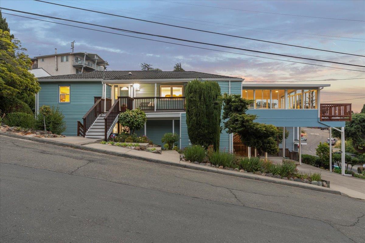 Castro Valley, California, 94546, United States, 4 Bedrooms Bedrooms, ,3 BathroomsBathrooms,Residential,For Sale,1989178