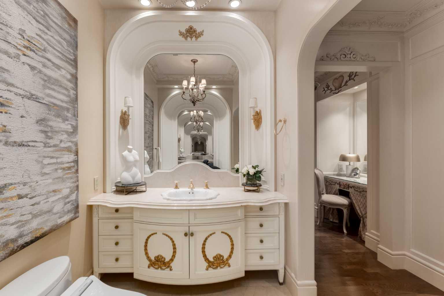 CALGARY, Alberta, T2P 5J9, CA, 2 Bedrooms Bedrooms, ,6 BathroomsBathrooms,Residential,For Sale,1987671