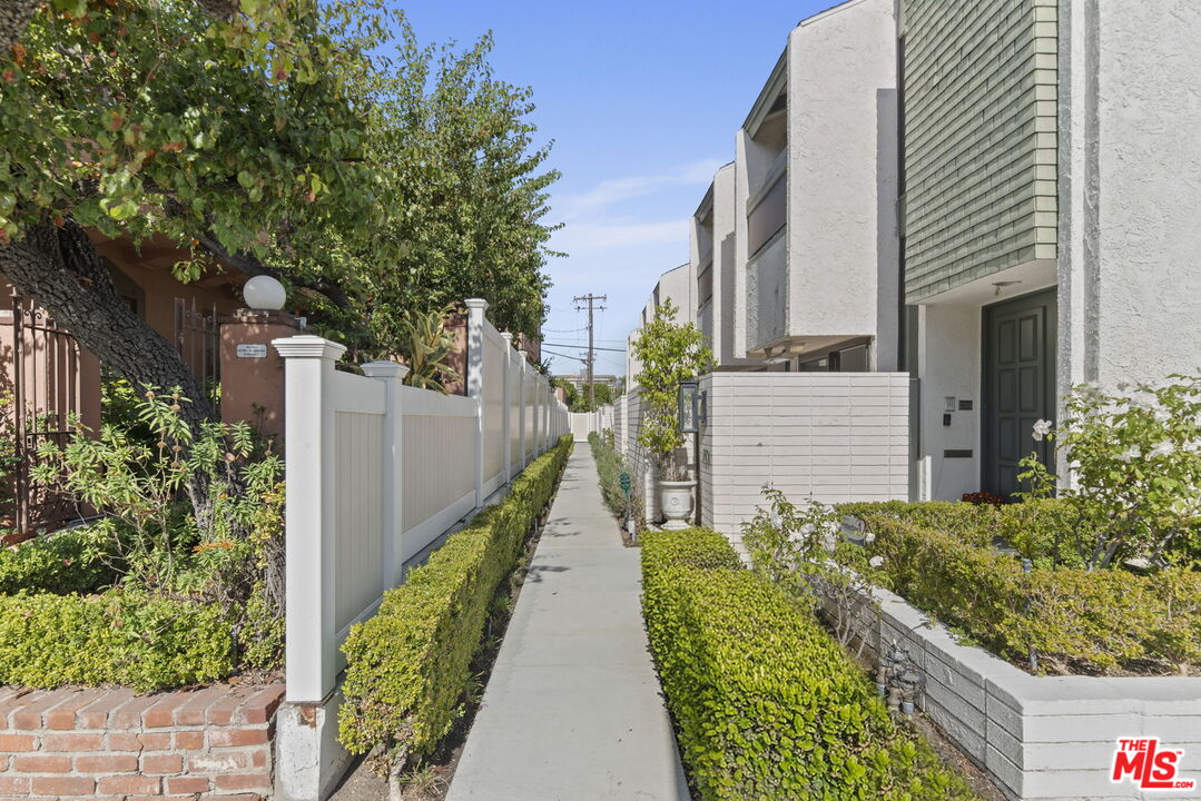 Beverly Hills, California, 90212, United States, 2 Bedrooms Bedrooms, ,3 BathroomsBathrooms,Residential,For Sale,1987803