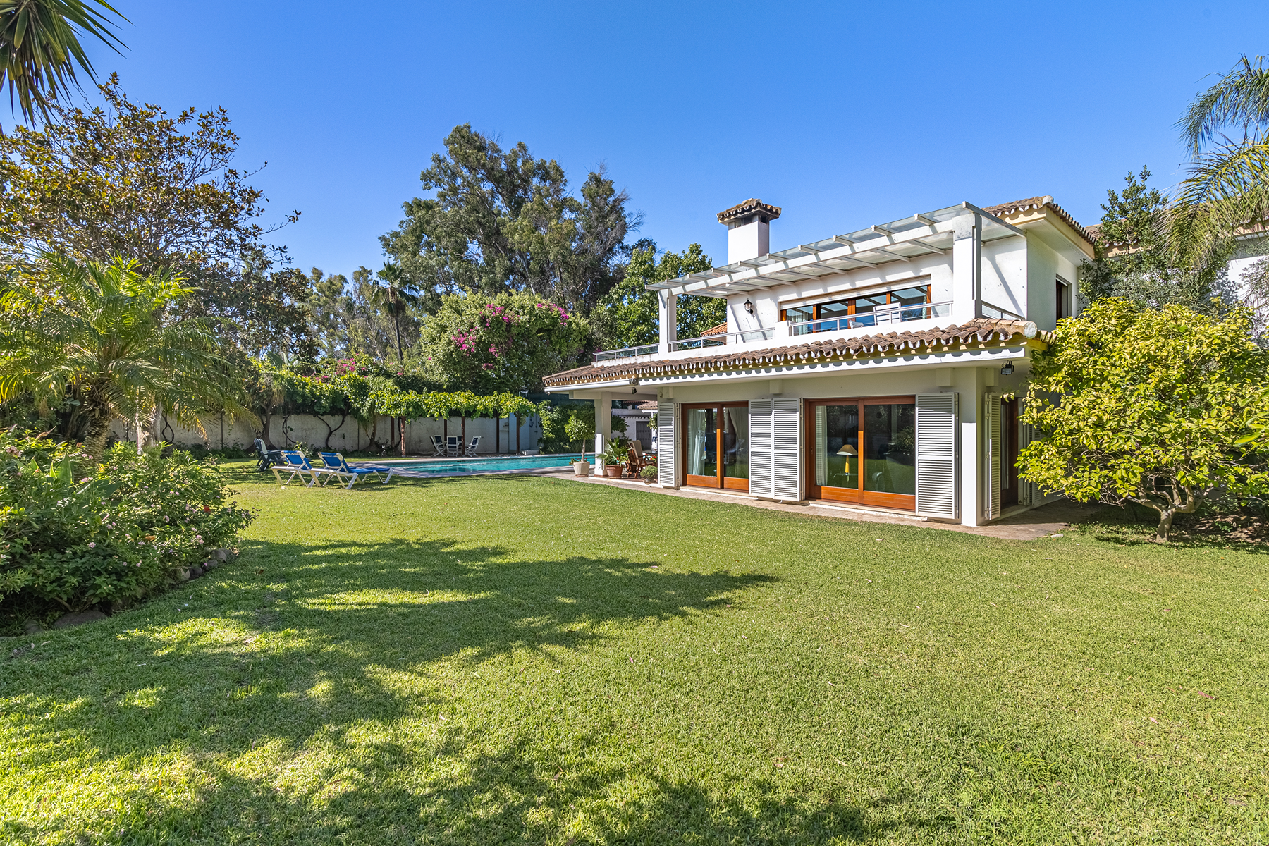  Beachside villa for refurbishment with expansive gardens on the New Golden Mile - 物件實景