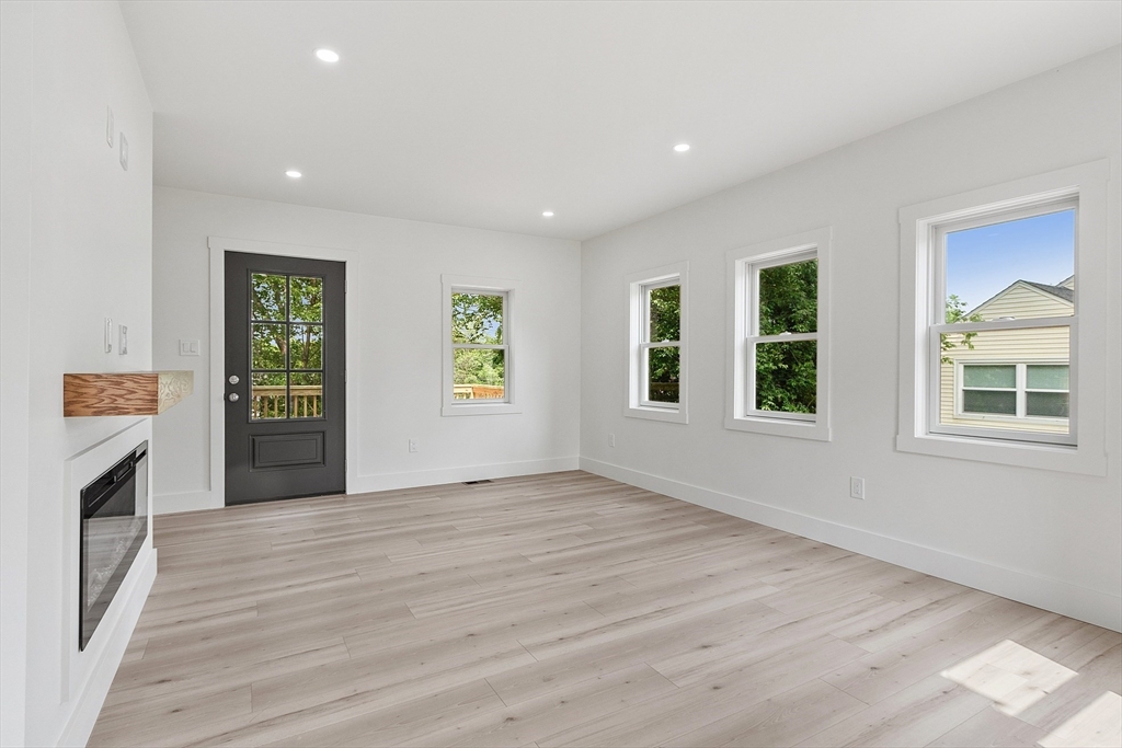Leominster, Massachusetts, 01453, United States, 3 Bedrooms Bedrooms, ,2 BathroomsBathrooms,Residential,For Sale,1912072