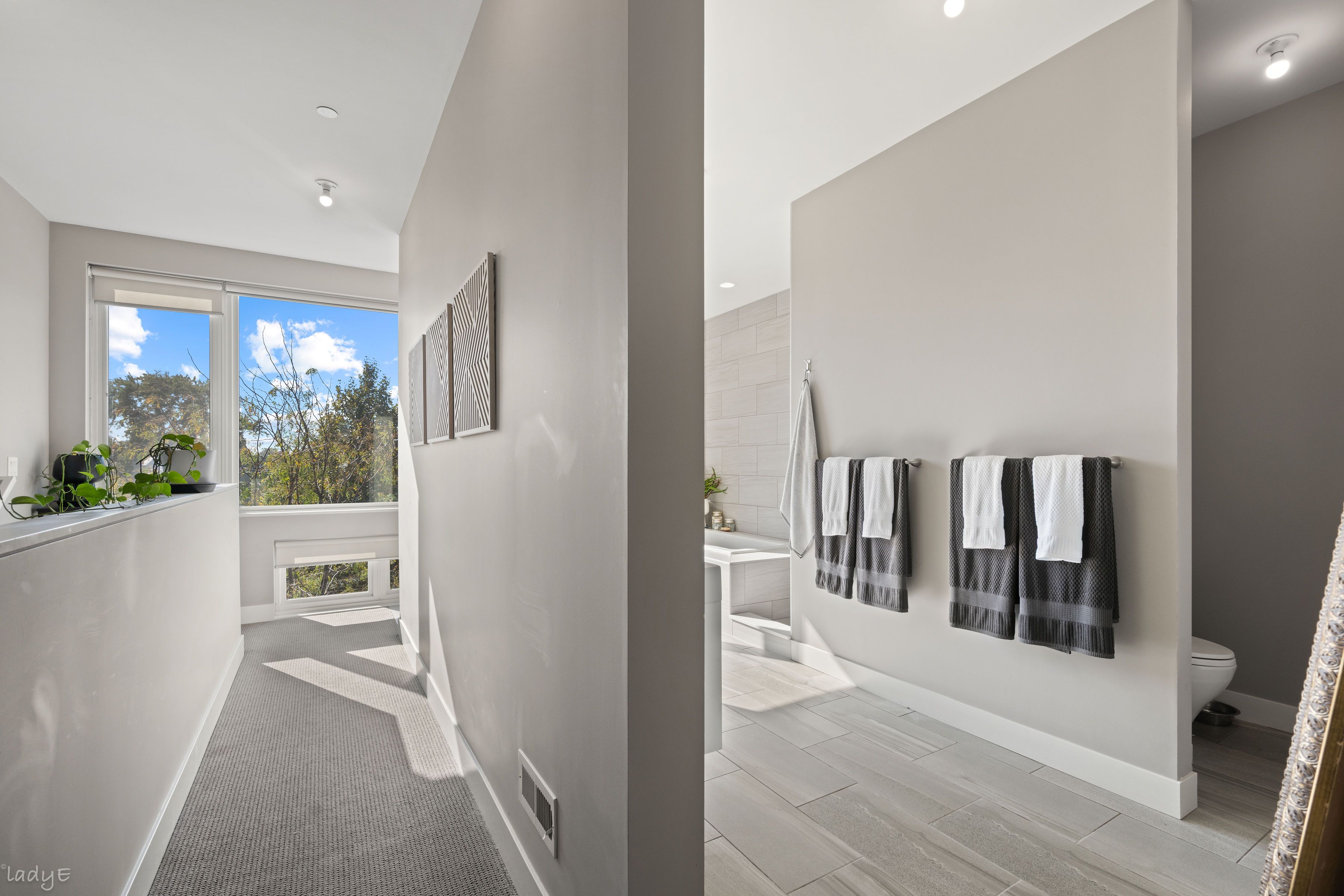  Distinctive Three-bedroom, 2.5-bath Townhome - 物件實景