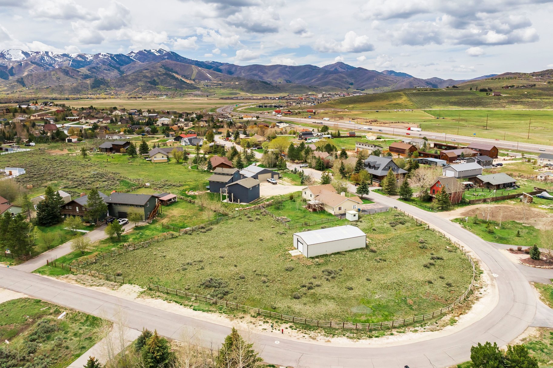  2 Acres  1,800 SF Barn  Minimal HOA  Park City School District — Bring Your V - 物件實景