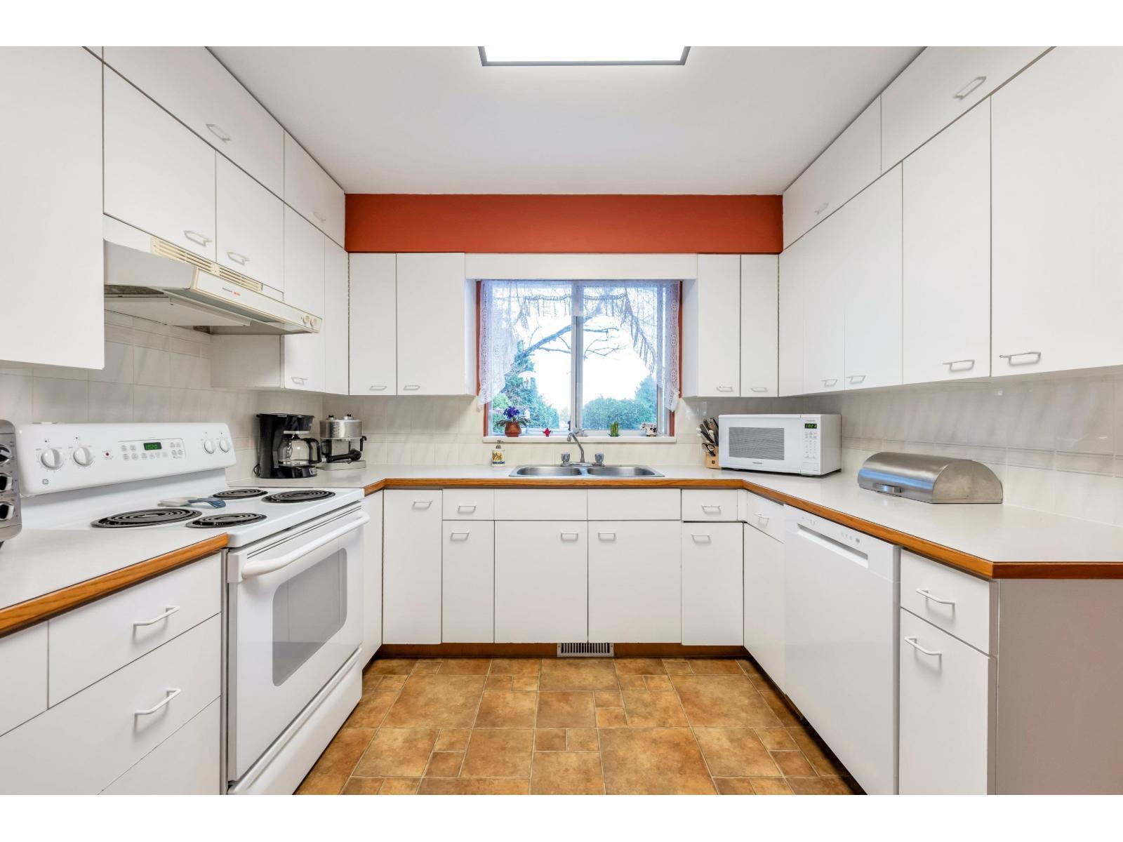 WHITE ROCK, British Columbia, V4B 4T7, CA, 4 Bedrooms Bedrooms, ,2 BathroomsBathrooms,Residential,For Sale,1951469