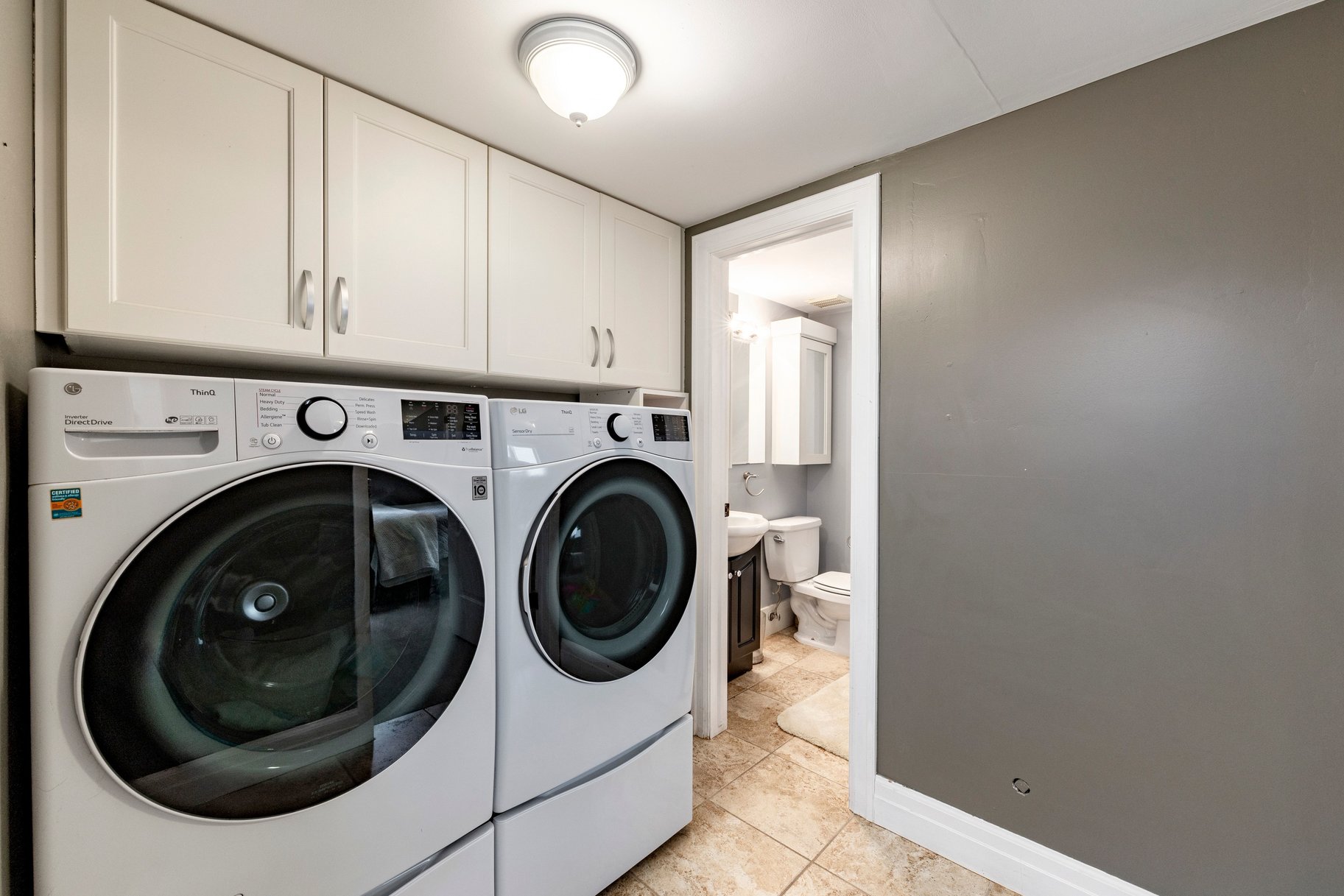  Modernized Millcreek Rambler with Open Living & Private Backyard - 物件實景