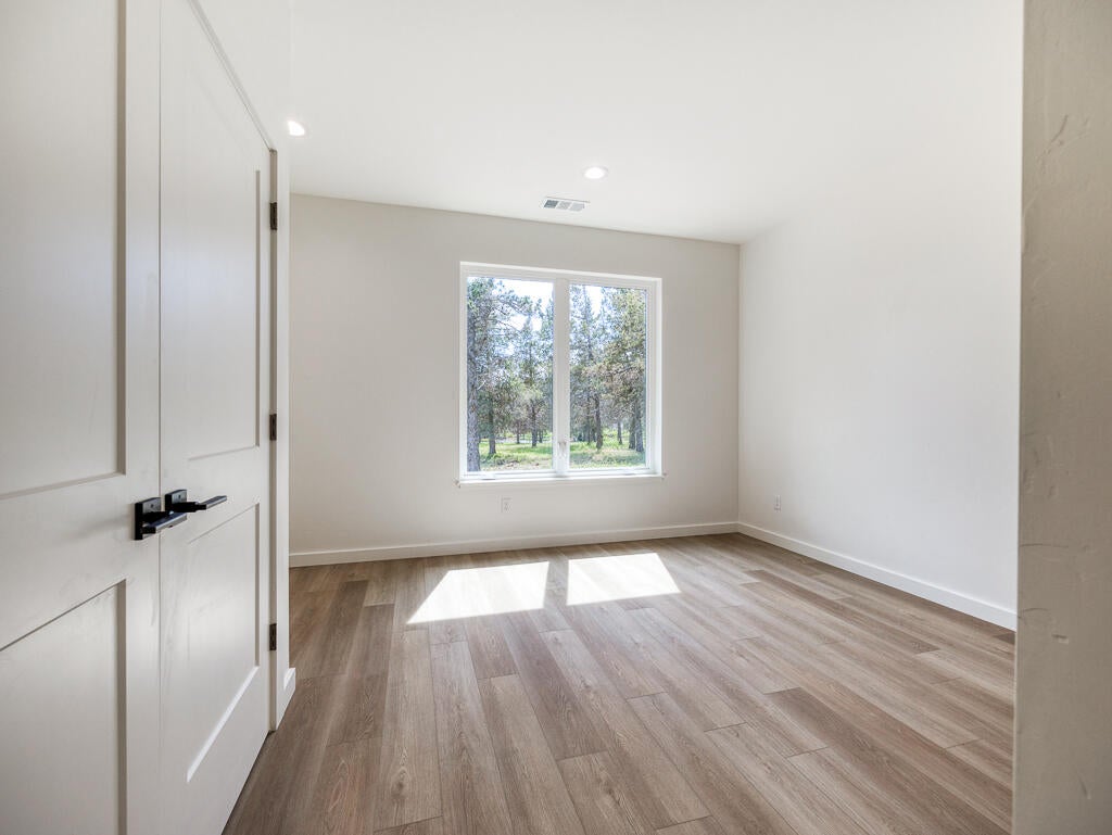 Klamath Falls, Oregon, 97601, United States, 3 Bedrooms Bedrooms, ,3 BathroomsBathrooms,Residential,For Sale,1991237