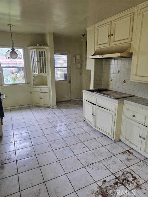 Los Angeles, California, 90047, United States, 2 Bedrooms Bedrooms, ,1 BathroomBathrooms,Residential,For Sale,1935031