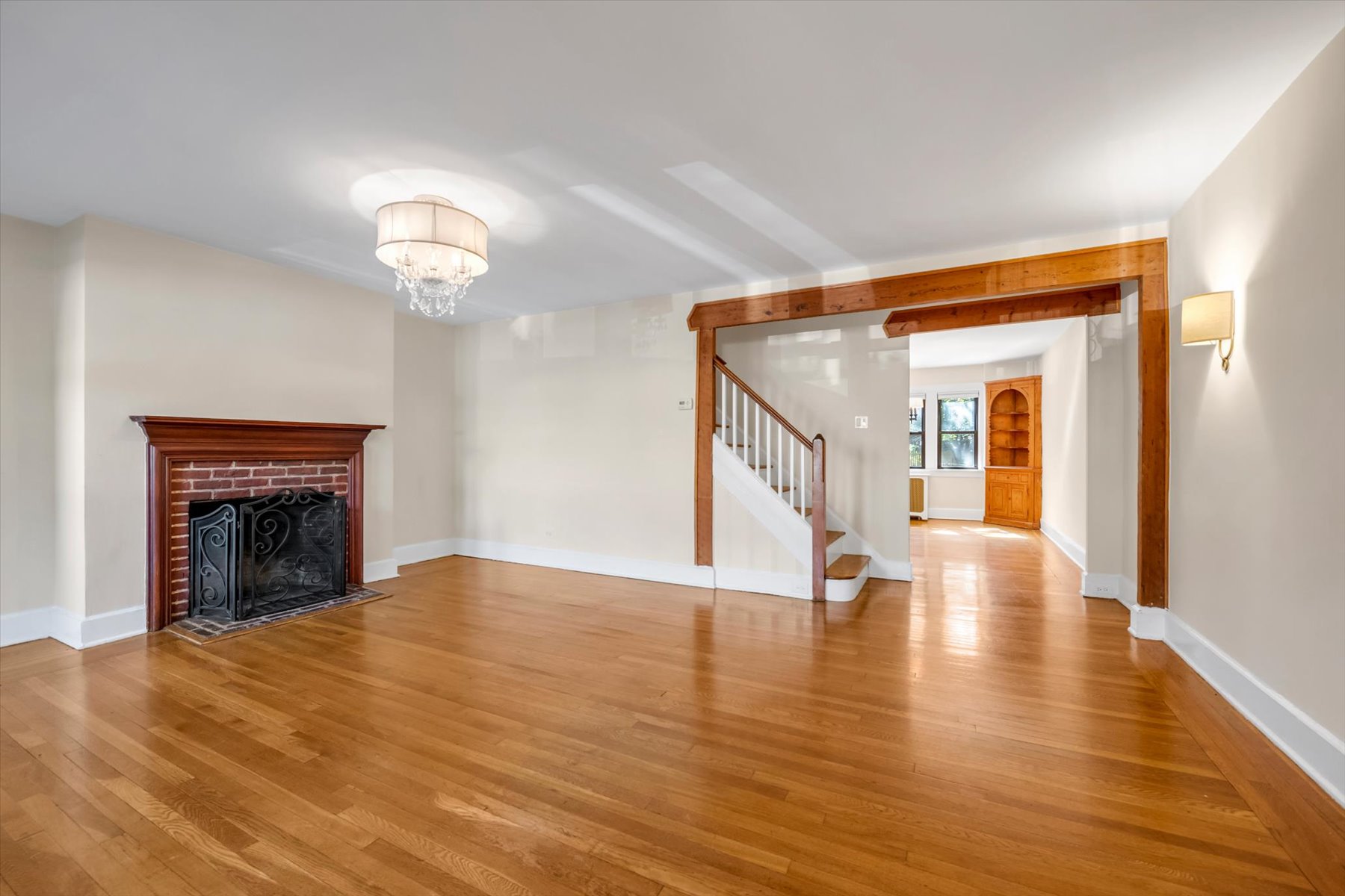  ?RENOVATED FOREST CLOSE ATTACHED BRICK TOWNHOUSE? - 物件實景