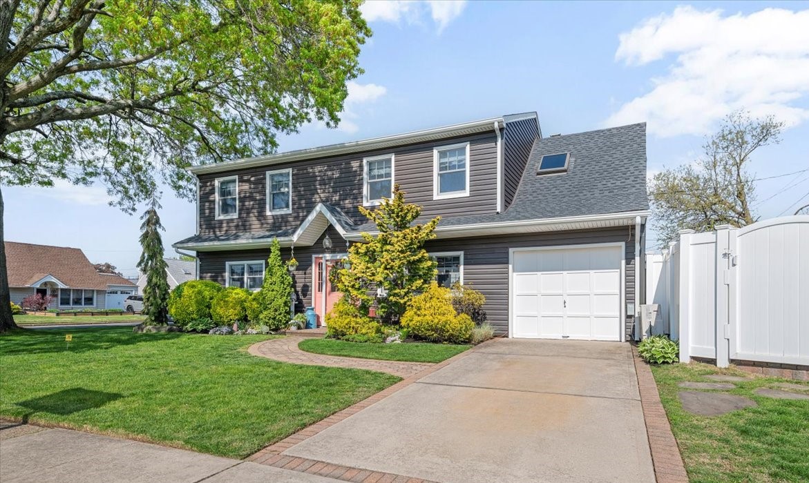 Bethpage, New York, 11714, United States, 3 Bedrooms Bedrooms, ,2 BathroomsBathrooms,Residential,For Sale,1916288