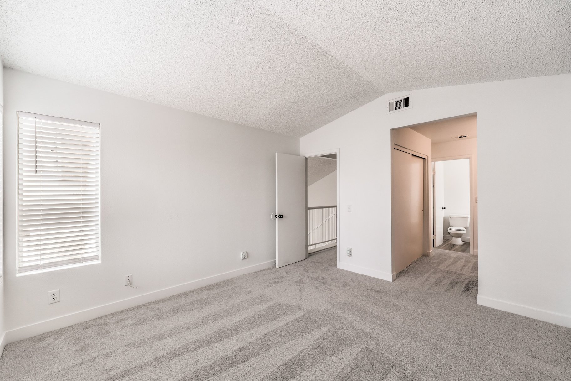  Fresh, Spacious & Move-In Ready — Green Valley Home on an Oversized Lot - 物件實景