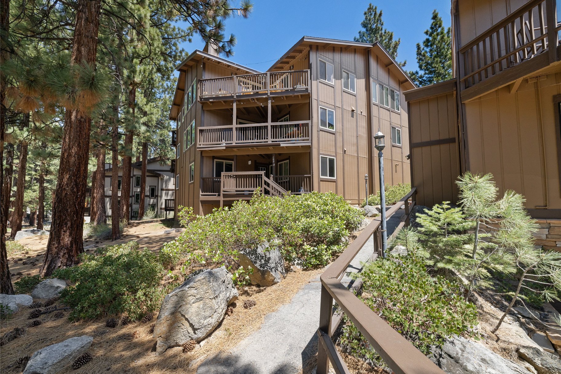  Expansive Nevada-Side Tahoe Retreat in Coveted Lake Village Setting - 物件實景