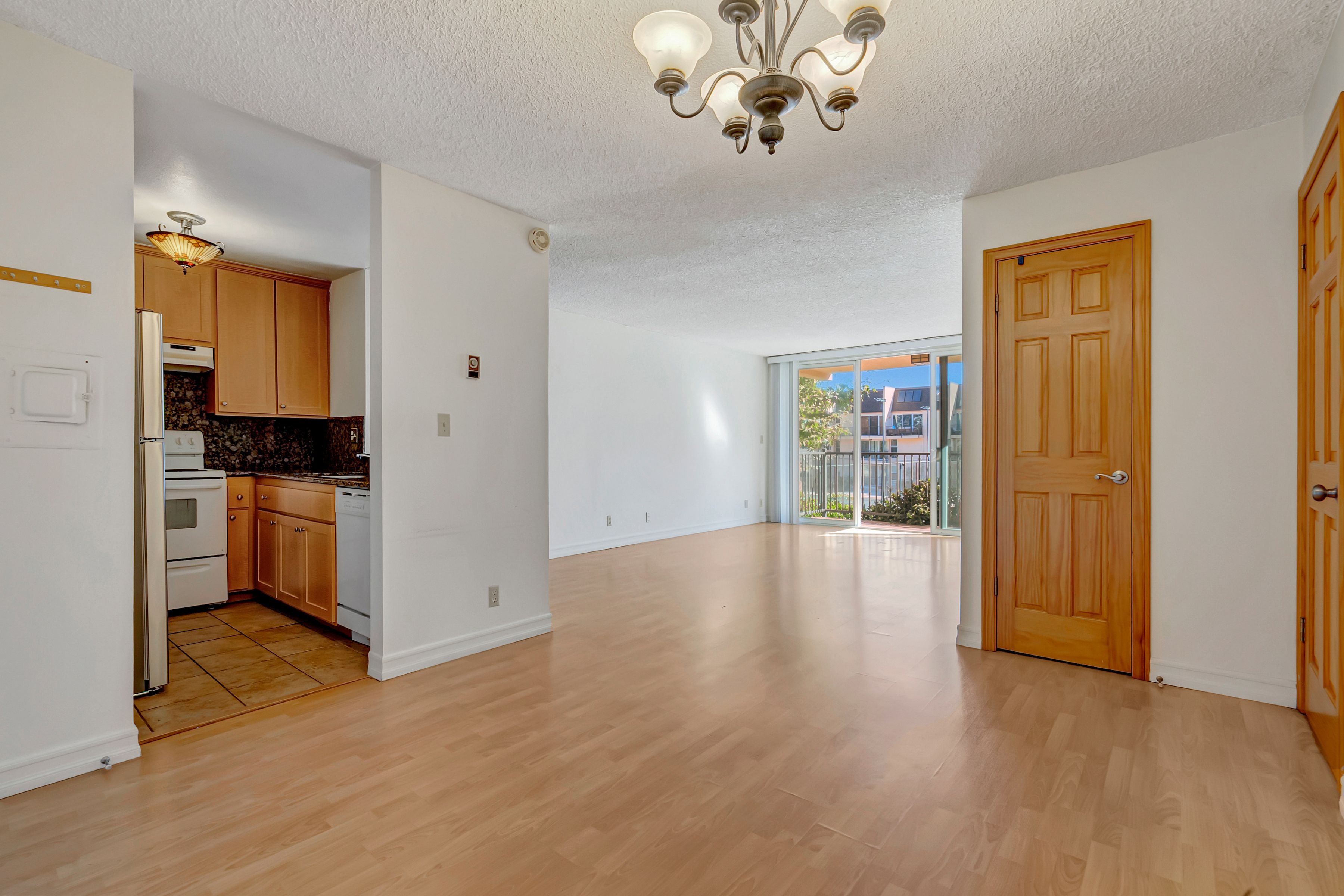  23901 Civic Center Way - 物件實景