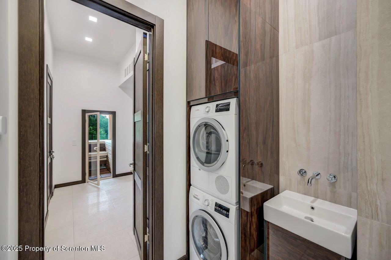 Bear Creek, Pennsylvania, 18602, United States, 4 Bedrooms Bedrooms, ,3 BathroomsBathrooms,Residential,For Sale,2002172