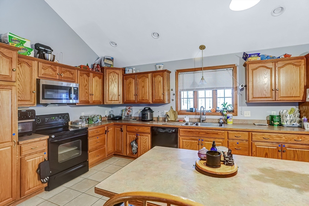 Southbridge, Massachusetts, 01550, United States, 3 Bedrooms Bedrooms, ,3 BathroomsBathrooms,Residential,For Sale,1930417